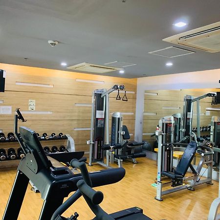 Two Palm Tree Villas Condominium - Studio 8Th Fl With Balcony - Across Terminal 3 Airport Pasay Extérieur photo