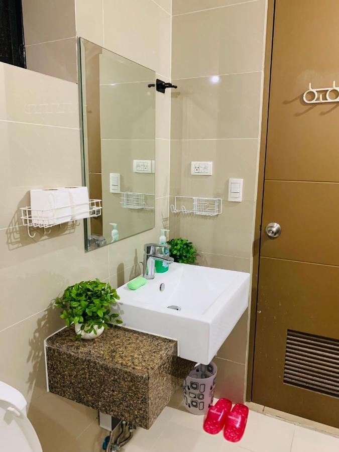 Two Palm Tree Villas Condominium - Studio 8Th Fl With Balcony - Across Terminal 3 Airport Pasay Extérieur photo