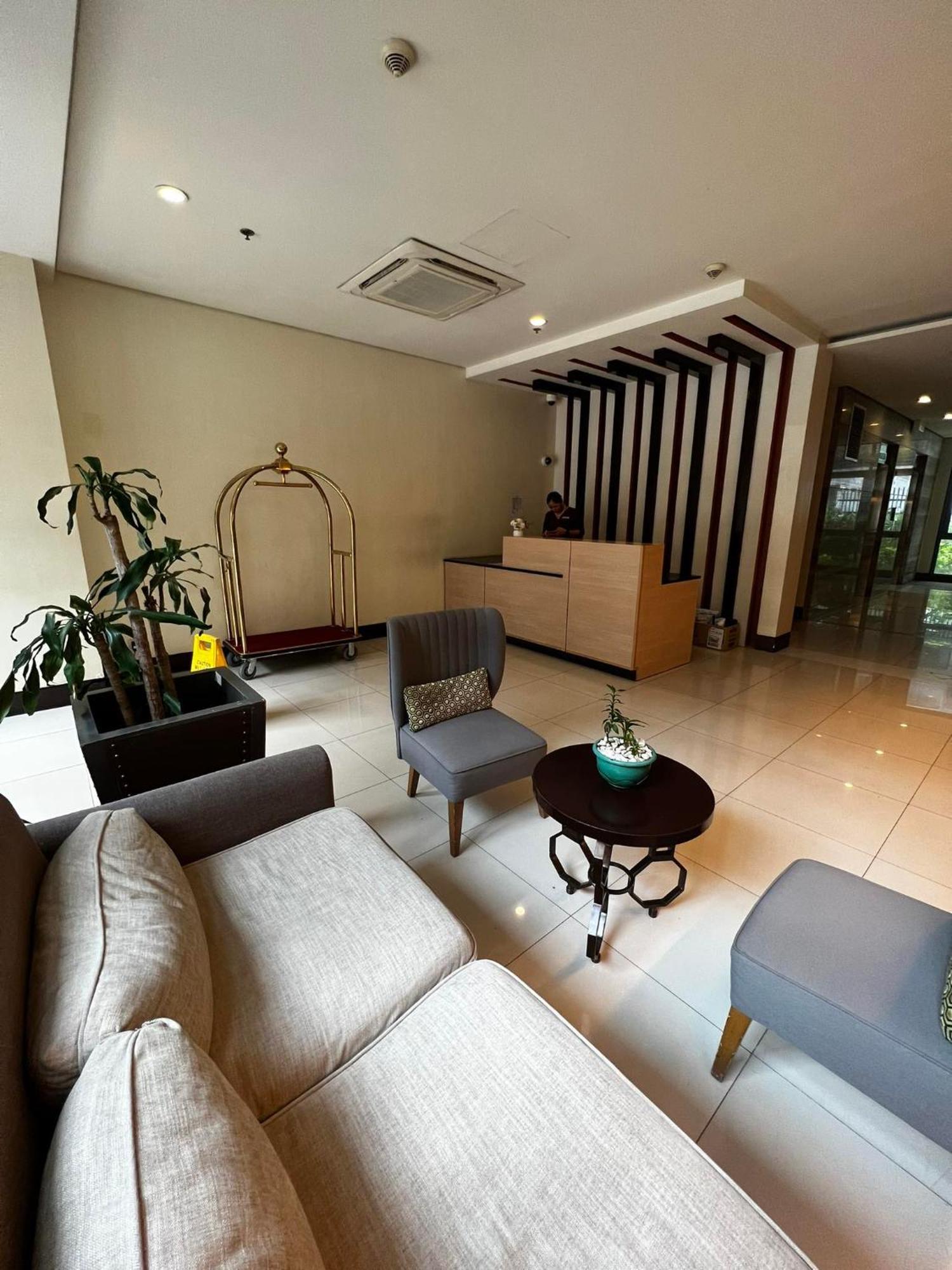 Two Palm Tree Villas Condominium - Studio 8Th Fl With Balcony - Across Terminal 3 Airport Pasay Extérieur photo