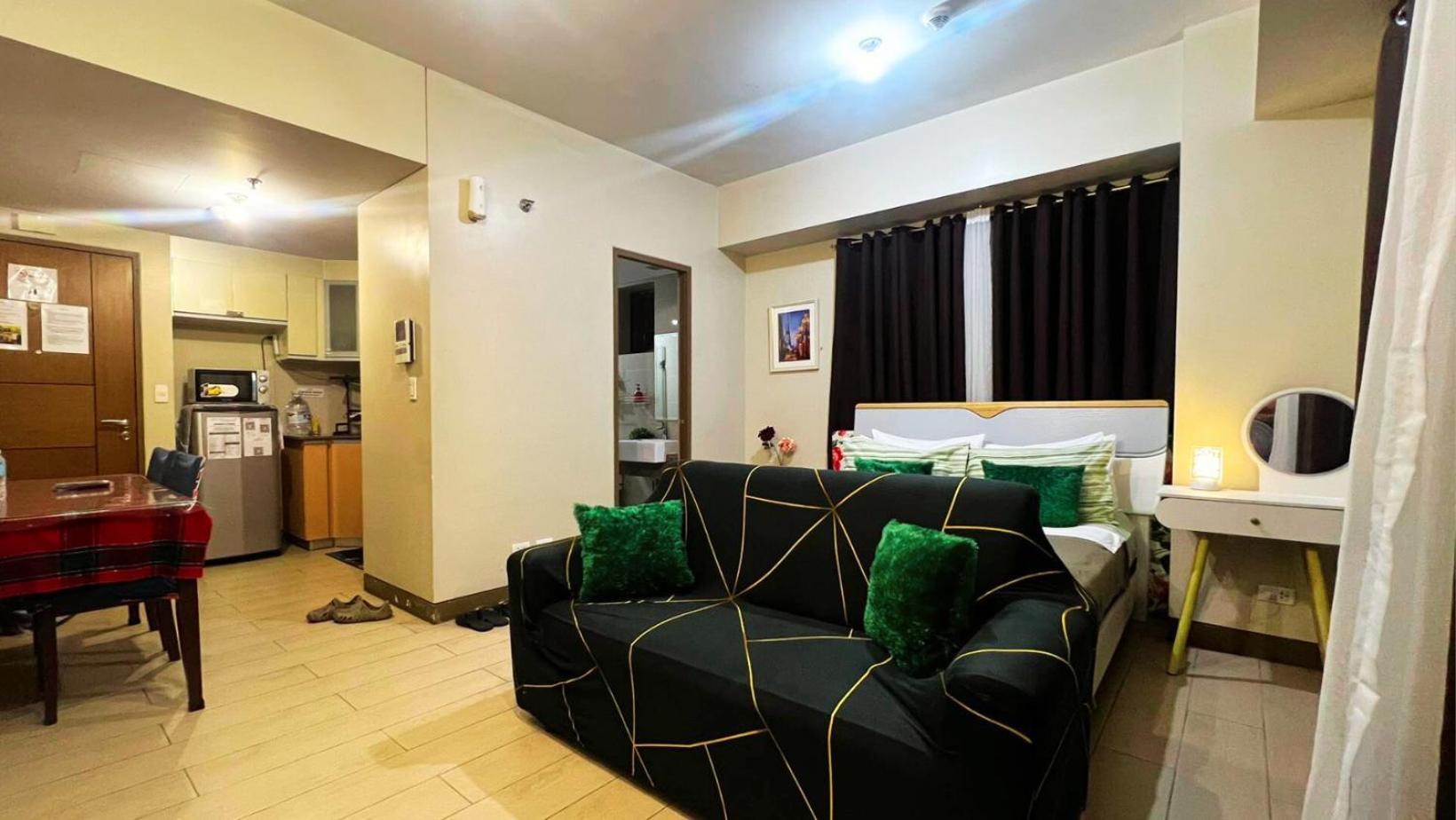 Two Palm Tree Villas Condominium - Studio 8Th Fl With Balcony - Across Terminal 3 Airport Pasay Extérieur photo