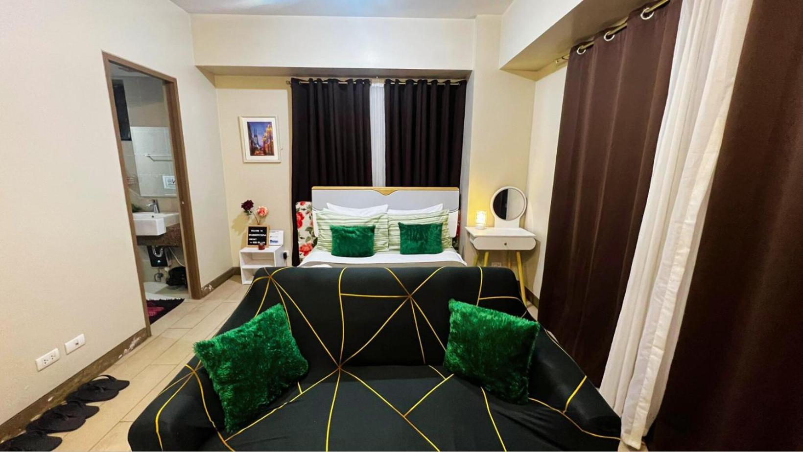 Two Palm Tree Villas Condominium - Studio 8Th Fl With Balcony - Across Terminal 3 Airport Pasay Extérieur photo